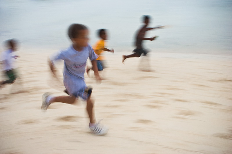 bermuda-kids-running